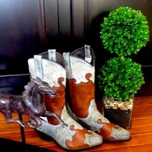 Beautiful leather cowgirl boots -brand new with tags attached 🤩